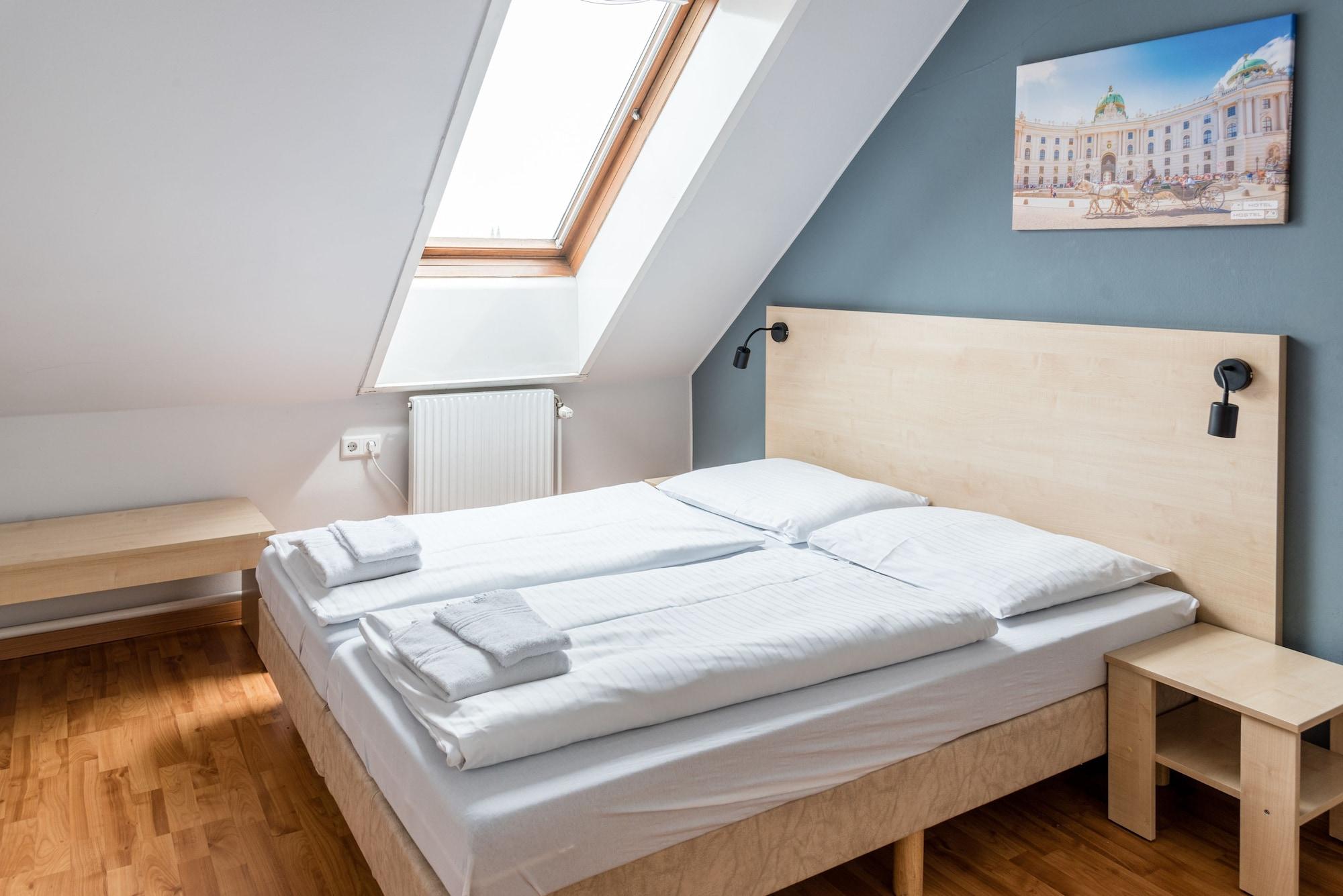A&o Stadthalle Hostal *